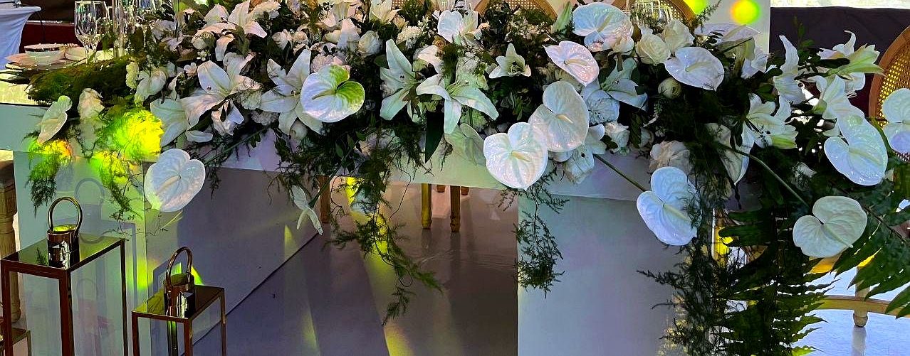 Garland floral branco de antúrios, lírios e rosas